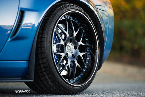 Фото дисков Strasse Wheels SV8 Signature Черный сатин на Chevrolet Corvette C6