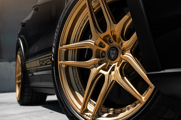 Фото дисков Anrky RS6.2 Сатиновое золото на Porsche Cayenne II
