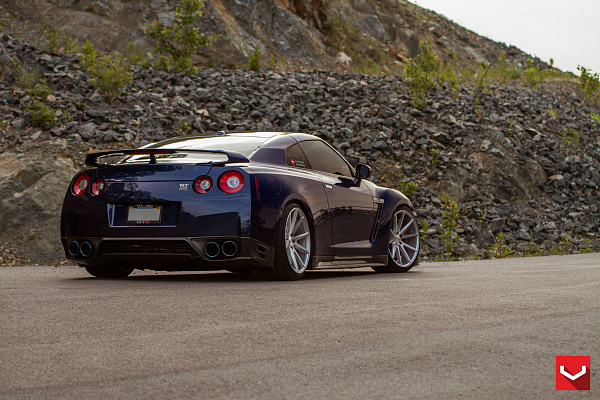 Фото дисков Vossen VFS-1 Серебро на Nissan GT-R