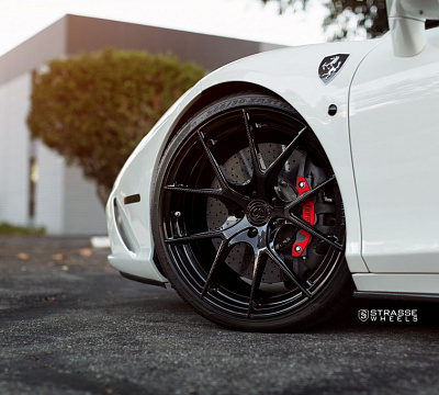 Фото дисков Strasse Wheels SM5R Deep Concave Monoblock на Ferrari 458
