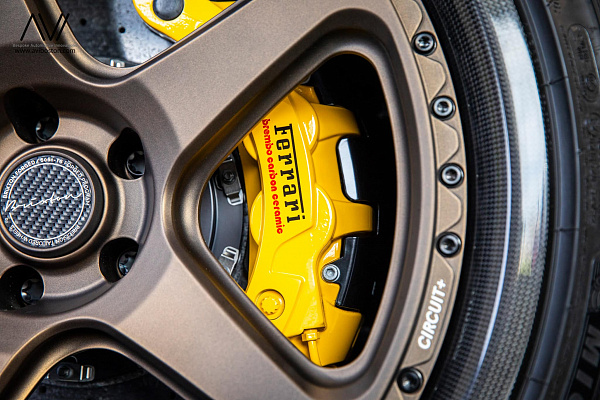 Фото дисков Brixton Forged TR05 Сатиновая бронза на Ferrari 296