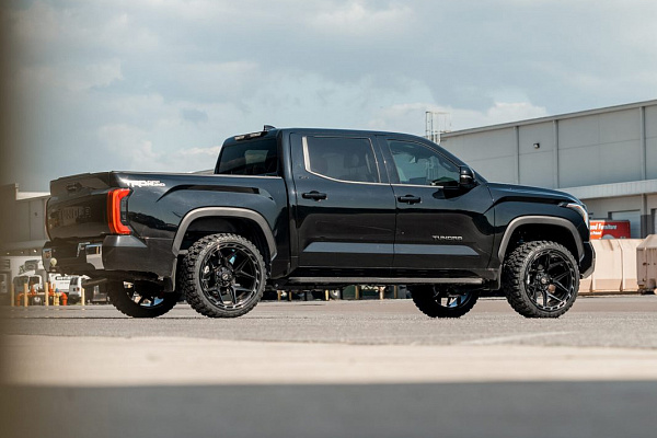 Фото дисков 4PLAY 4P55 Черный глянец на Toyota Tundra III