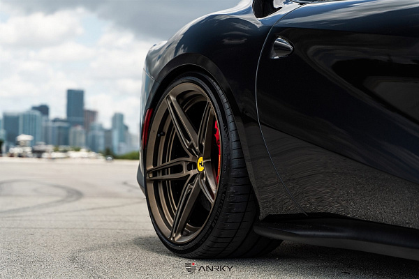 Фото дисков Anrky AN27 Сатиновая темная бронза на Ferrari 812