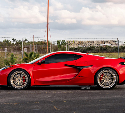 Фото дисков Strasse Wheels SV10 Deep Concave FS на Chevrolet Corvette C8