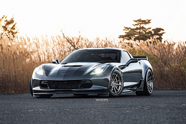 Фото дисков Strasse Wheels SV1 Deep Concave FS Сатиновый темный лак на Chevrolet Corvette C7