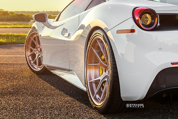 Фото дисков Strasse Wheels SM5R Deep Concave FS Сатиновая темная медь на Ferrari 488