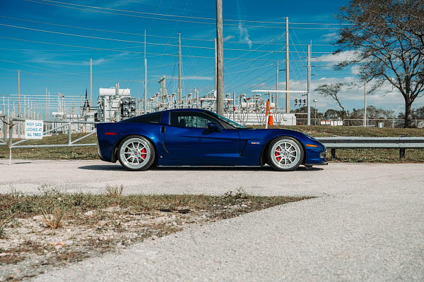 Фото дисков Strasse Wheels R10 Track Глянцевый лак на Chevrolet Corvette C6