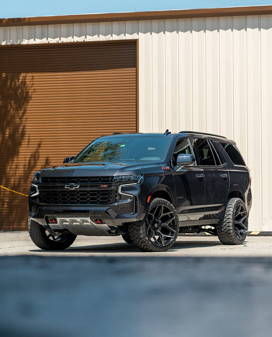 Фото дисков 4P06 Черный глянец на Chevrolet Tahoe V