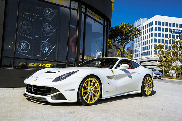 Фото дисков CEC C26 Глянцевое золото на Ferrari F12