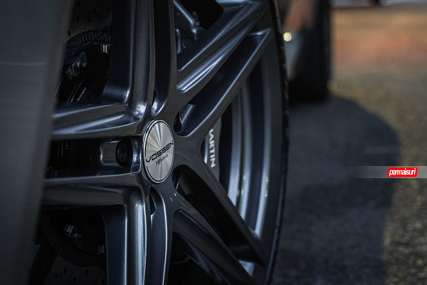 Фото дисков Vossen VFS-5 Глянцевый графит на Aston Martin DB 9 