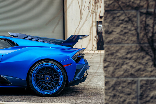 Фото дисков Brixton Forged FDE06 Aerotech Синий сатин на Lamborghini Huracan