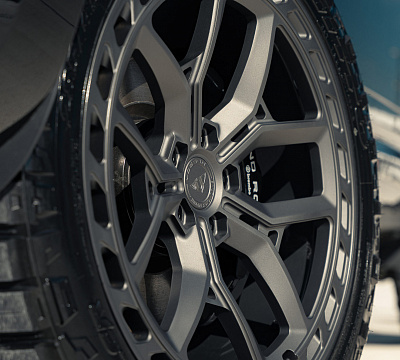 Фото дисков Vossen UV-X на Land Rover Defender II