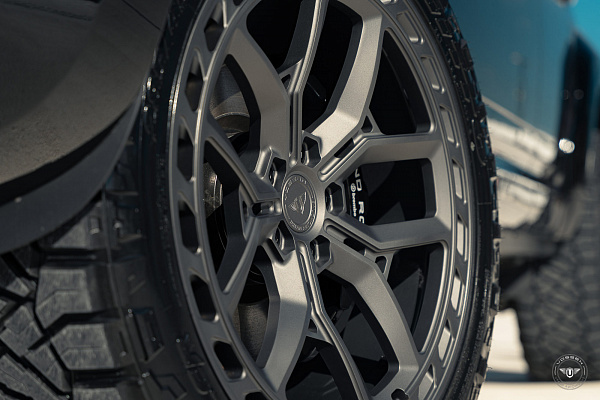 Фото дисков Vossen UV-X Матовый графит на Land Rover Defender II