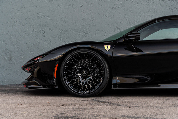 Фото дисков HRE 501M Черный глянец на Ferrari SF90