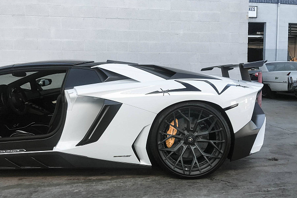 Фото дисков Brixton Forged PF10 Черный матовый на Lamborghini Aventador