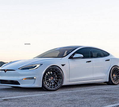 Фото дисков Strasse Wheels SV15FF Deep Concave Duoblock на Tesla Model S