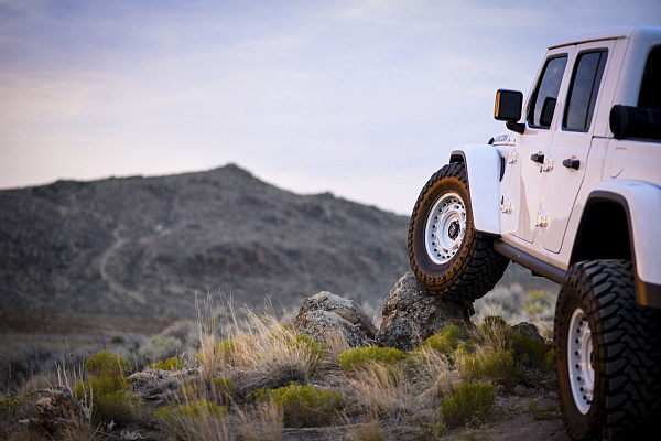Фото дисков Black Rhino AXLE Белый сатин на Jeep Gladiator II (JT)