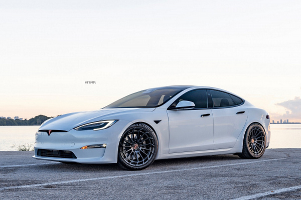 Фото дисков Strasse Wheels SV15FF Deep Concave Duoblock Черный глянец на Tesla Model S