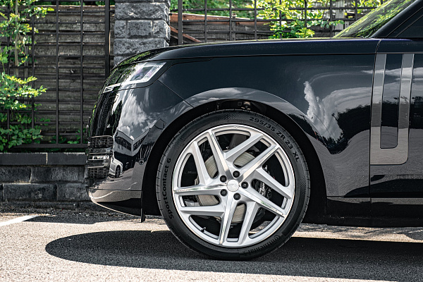 Фото дисков Kahn Type 52 RS Сатиновый лак на Range Rover V