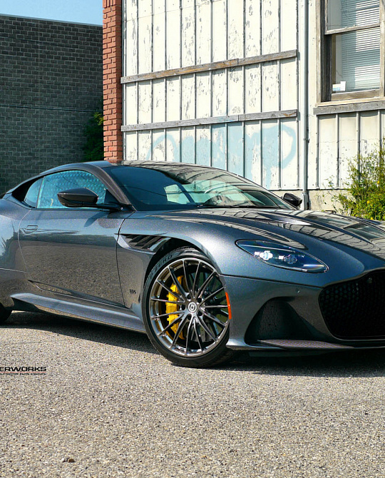Фото дисков P103 Глянцевый темный лак на Aston Martin DBS 2