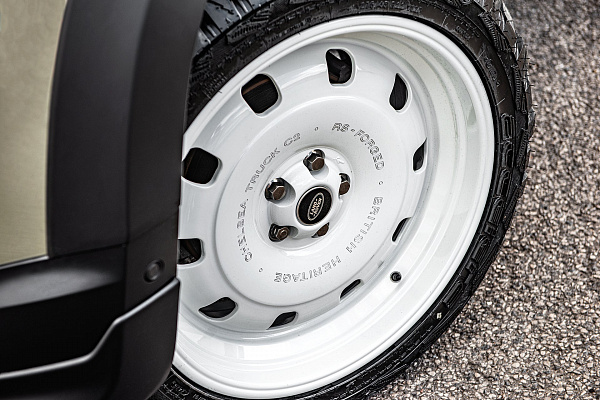 Фото дисков Kahn British Heritage RS Белый глянец на Land Rover Defender II