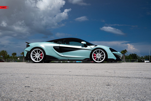 Фото дисков Anrky AN18 Белый глянец на McLaren 600