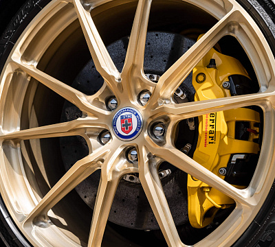 Фото дисков HRE P104SC на Ferrari 812