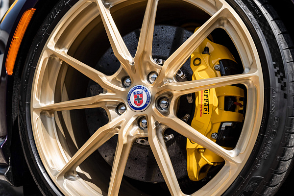 Фото дисков HRE P104SC Глянцевое золото на Ferrari 812