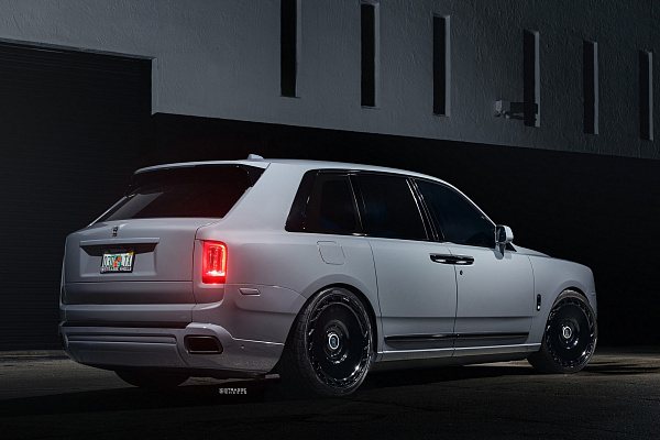 Фото дисков Strasse Wheels SV101 Deep Concave Duoblock RR Черный глянец на Rolls-Royce Cullinan