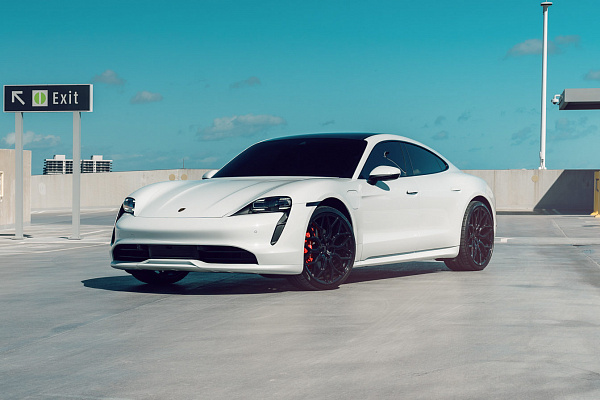 Фото дисков Vossen HF-2 Черный глянец на Porsche Taycan I