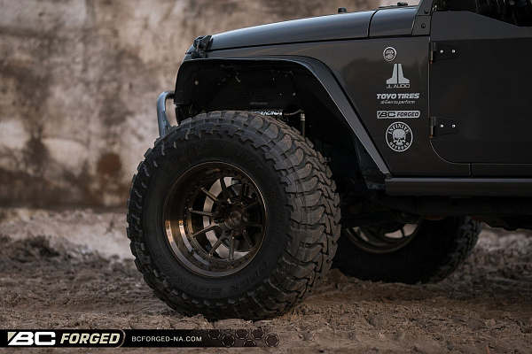 Фото дисков BC Forged LE10 // MLE10 Глянцевая темная бронза на Jeep Wrangler III (JK)