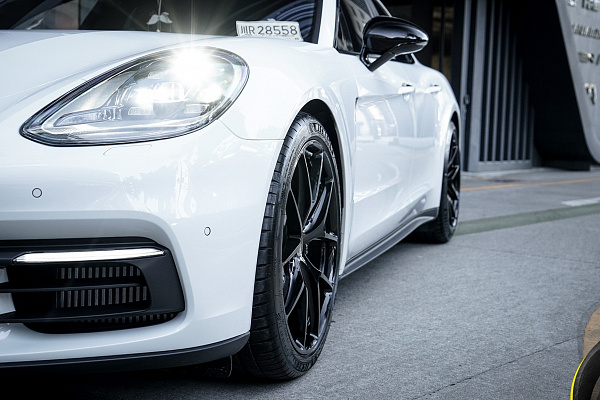 Фото дисков HRE P101 Черный глянец на Porsche Panamera II