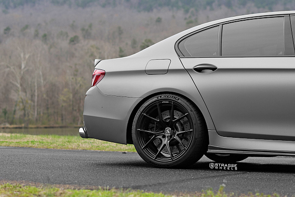 Фото дисков Strasse Wheels SM5R Deep Concave Monoblock Черный глянец на BMW 5/M5 (F10)