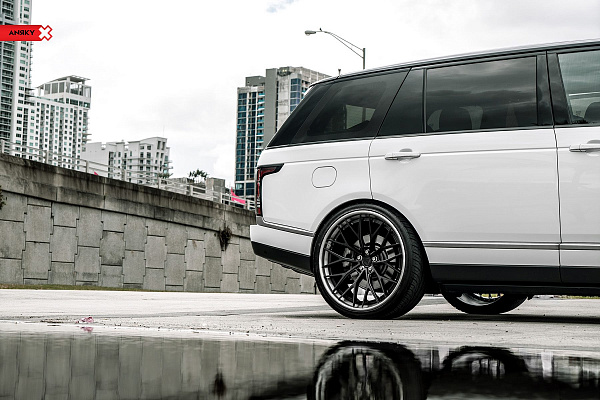 Фото дисков Anrky AN30 Черный сатин на Range Rover IV