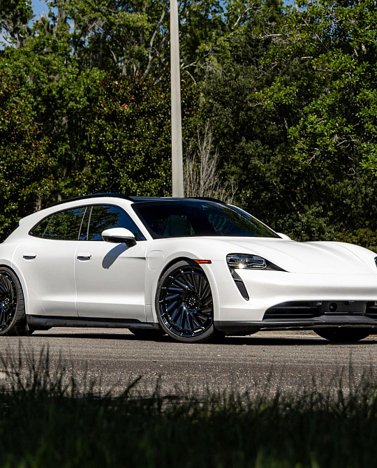 Фото дисков R807 Черный глянец на Porsche Taycan I