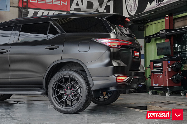 Фото дисков Vossen HF6-4 Черный сатин на Toyota Fortuner II