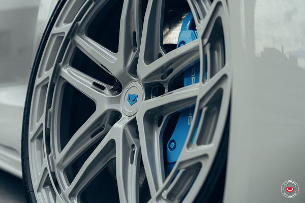 Фото дисков Vossen LC3-03T Глянцевый графит на Porsche Taycan I