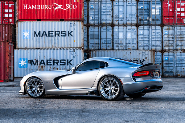 Фото дисков Strasse Wheels SM6R Deep Concave FS Глянцевый лак на Dodge Viper