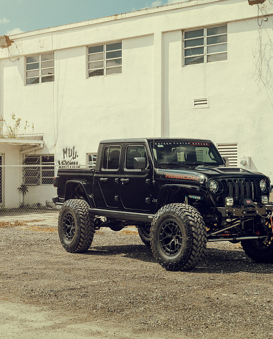 Фото дисков LC3-01 Черный сатин на Jeep Gladiator II (JT)