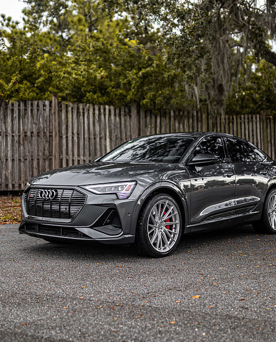 Фото дисков HF-4T Серебро на Audi E-tron