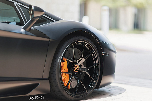 Фото дисков Strasse Wheels SM5R Deep Concave Monoblock Черный глянец на Lamborghini Aventador