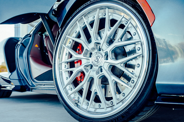 Фото дисков Strasse Wheels SV10M Deep Concave FS Глянцевый лак на McLaren 650S