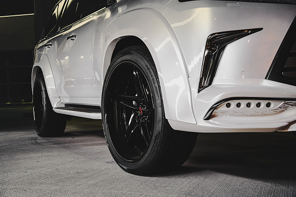 Lexus 570 