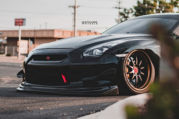 Фото дисков Strasse Wheels R10 Performance Другой цвет на Nissan GT-R