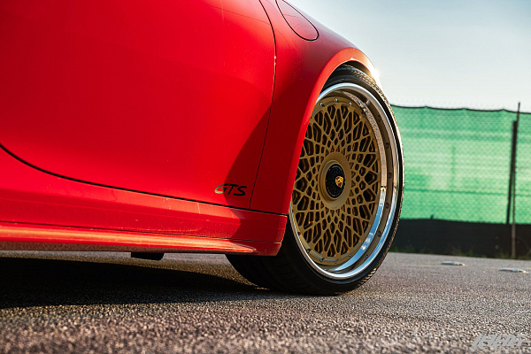Фото дисков 1886 Wheels S009 Сатиновое золото на Porsche 911 VIII