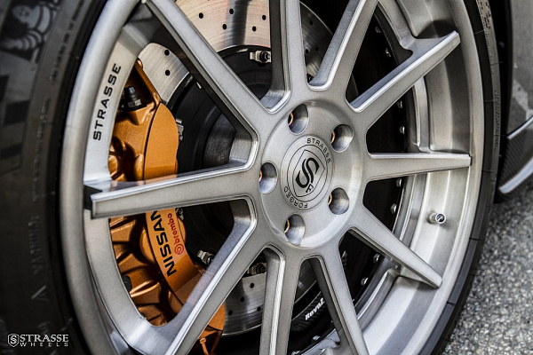 Фото дисков Strasse Wheels R10 Deep Concave Сатиновый темный лак на Nissan GT-R