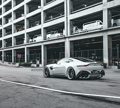 Фото дисков Strasse Wheels SV1T Deep Concave FS на Aston Martin Vantage 2