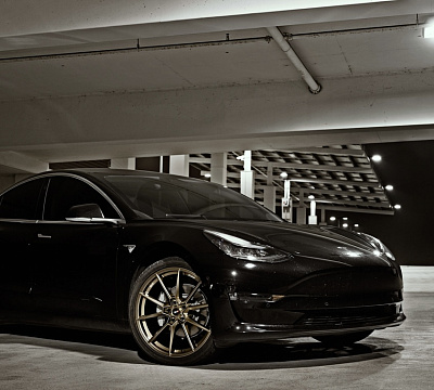 Фото дисков Savini SV-F4 на Tesla Model 3