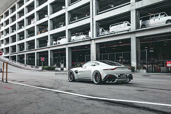 Фото дисков Strasse Wheels SV1T Deep Concave FS Другой цвет на Aston Martin Vantage 2