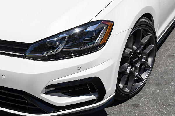 Фото дисков Rotiform ZMO Сатиновый темный лак на Volkswagen Golf VII